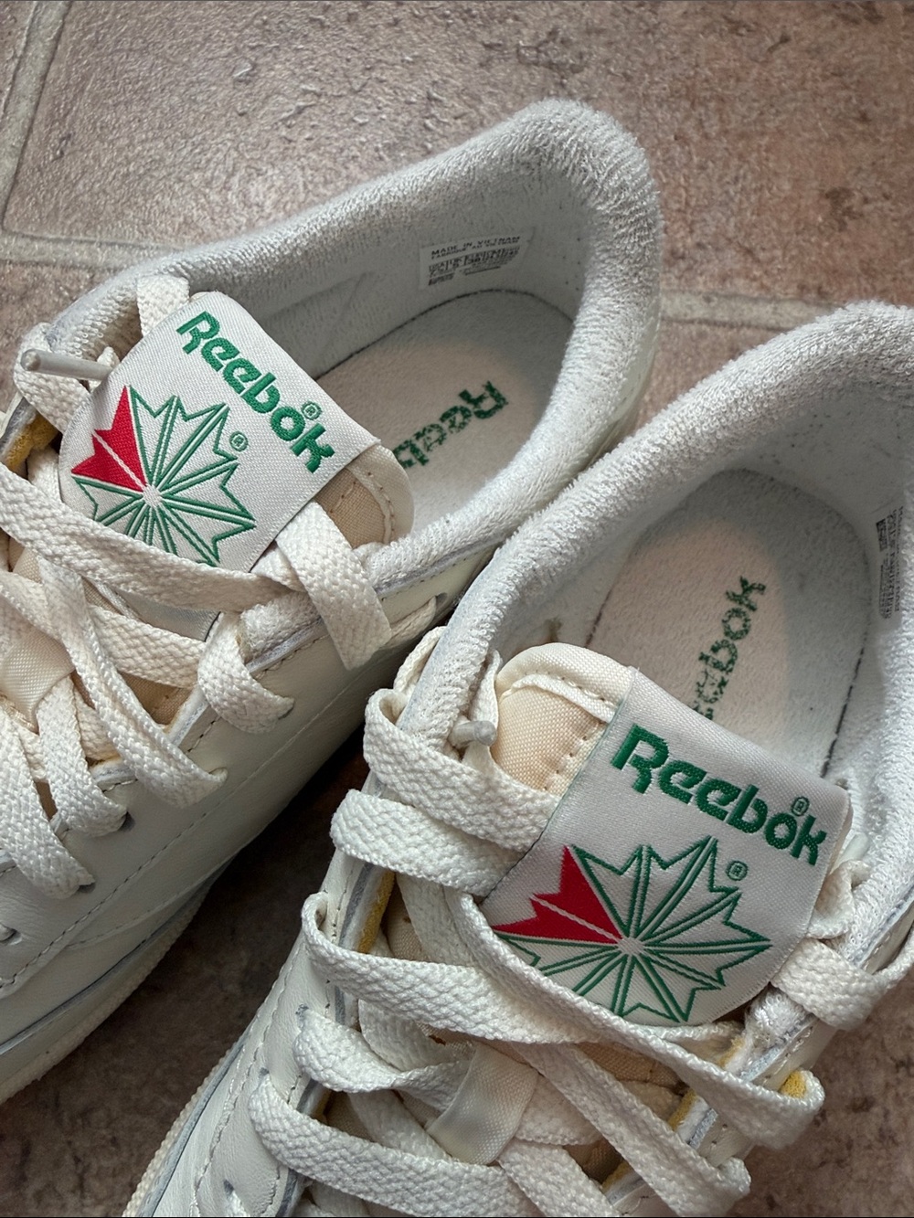 Reebok Leather Sneakers in Cream with Green and Red Logo. Size US W7.5 - Picture 4 of 11